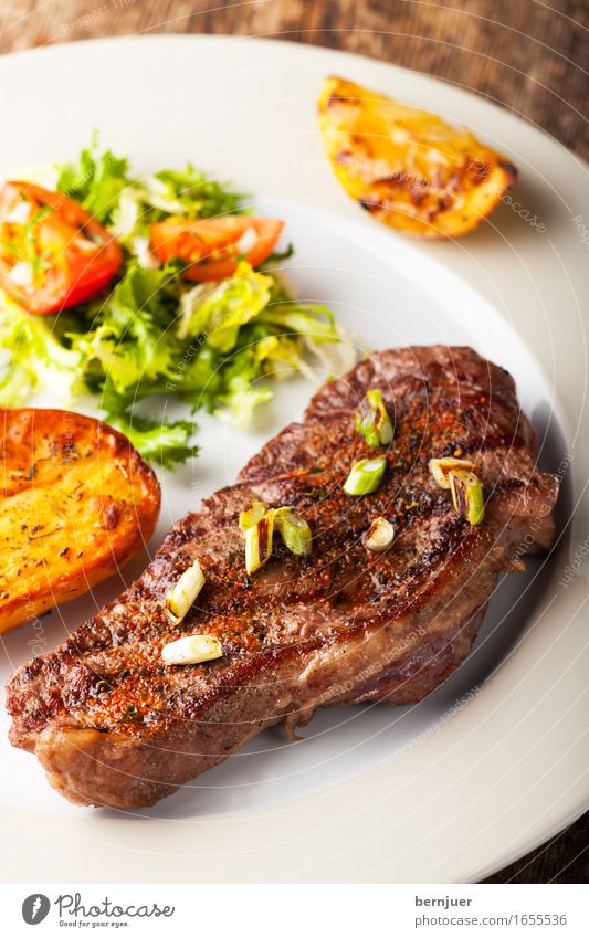 Gegrilltes Steak mit gerösteten Kartoffeln Fleisch Mittagessen Abendessen Teller Restaurant Medien dunkel lecker saftig Rindersteak Rindfleisch gegrillt