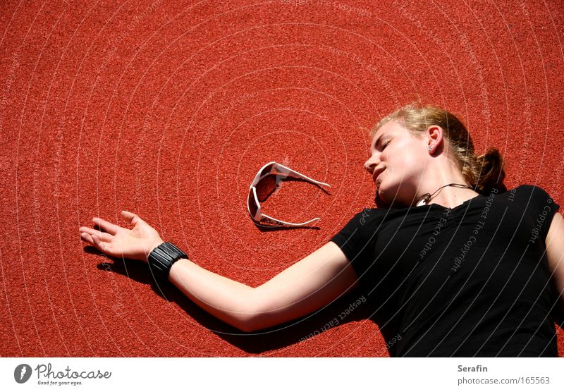 SonnenTod Farbfoto Außenaufnahme Experiment Textfreiraum oben Sonnenlicht Porträt Oberkörper Vorderansicht geschlossene Augen Stil Design Mensch feminin