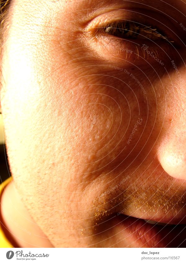 markoMann Porträt Nahaufnahme Verschmitzt Licht Freundlichkeit Pore Detailaufnahme Gesicht Nase Mund Auge Anschnitt Schatten Sonne Mond und Sterne mal rasieren?