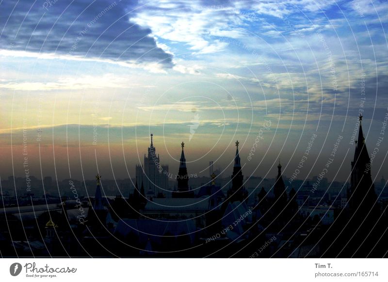 Moskauer Morgen Farbfoto Außenaufnahme Luftaufnahme Menschenleer Morgendämmerung Dämmerung Licht Schatten Kontrast Silhouette Lichterscheinung Sonnenlicht