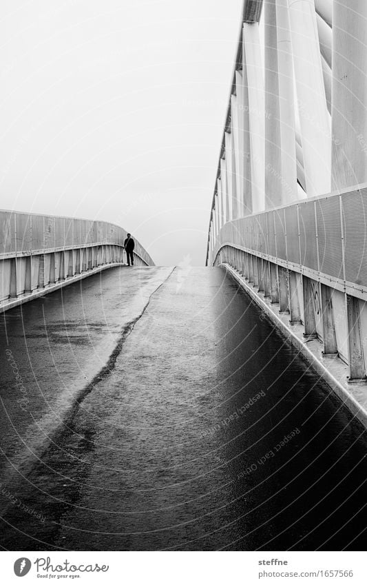 mensch vs. artefakt 1 Mensch schlechtes Wetter Nebel Regen Straße Brücke nass Traurigkeit dunkel Einsamkeit Oslo Schwarzweißfoto Außenaufnahme Textfreiraum oben