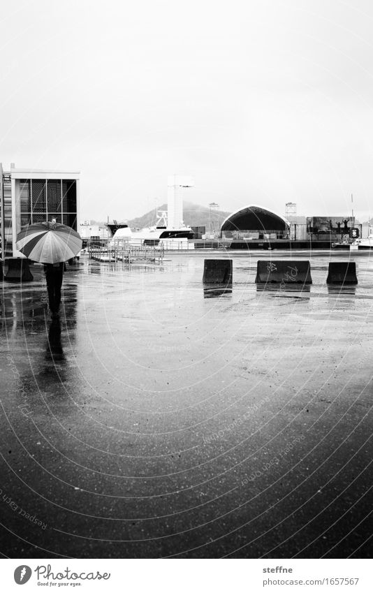 Regen Herbst schlechtes Wetter trist Oslo Regenschirm Platz trüb Traurigkeit Schwarzweißfoto Außenaufnahme Textfreiraum rechts Textfreiraum oben