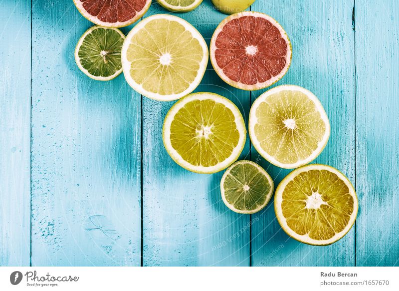 Kalk, Zitronen, Orangen und Grapefruit Früchte auf Türkis Tisch Lebensmittel Frucht Ernährung Essen Bioprodukte Vegetarische Ernährung Diät Gesundheit