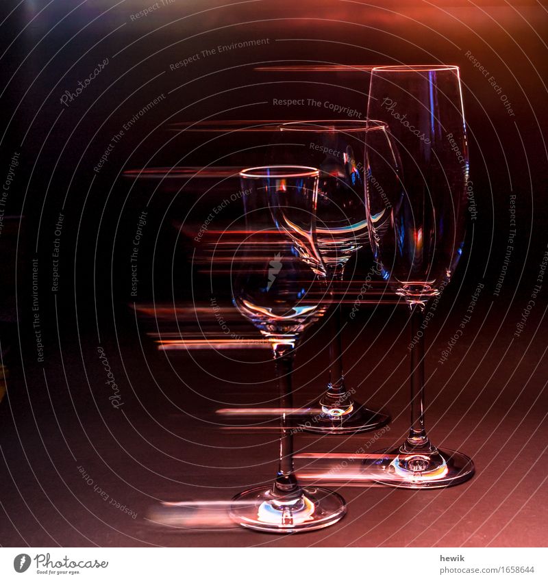 Gläser Glas Sektglas Weinglas Grappaglas ästhetisch außergewöhnlich Farbfoto Innenaufnahme Experiment Textfreiraum links Kunstlicht Kontrast Silhouette