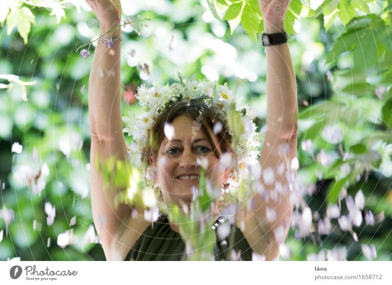 AST 9 | Lebensfreude feminin Frau Erwachsene 1 Mensch Pflanze Park fallen stehen werfen Freundlichkeit Fröhlichkeit Freude Glück Zufriedenheit Frühlingsgefühle