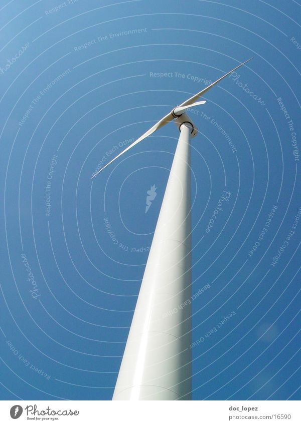 in_den_Himmel_flüchten_3 weiß Energiewirtschaft Elektrizität drehen Windkraftanlage ökologisch Ferne Sehnsucht Lichtfleck Industrie alternative Energie gewinnen