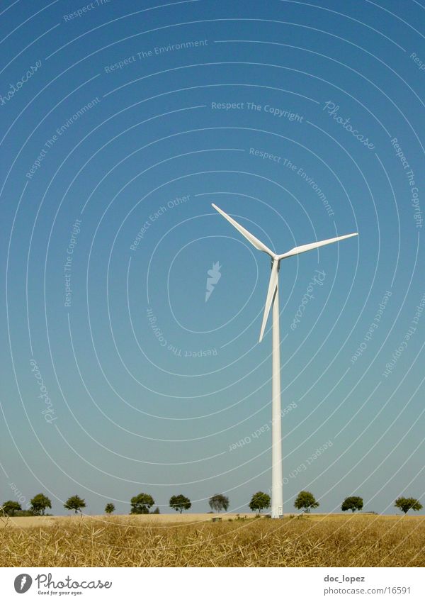 in_der_Landschaft_rumstehen weiß Energiewirtschaft Elektrizität drehen Windkraftanlage ökologisch Ferne Baden-Württemberg Sehnsucht Stimmung Baum Feld