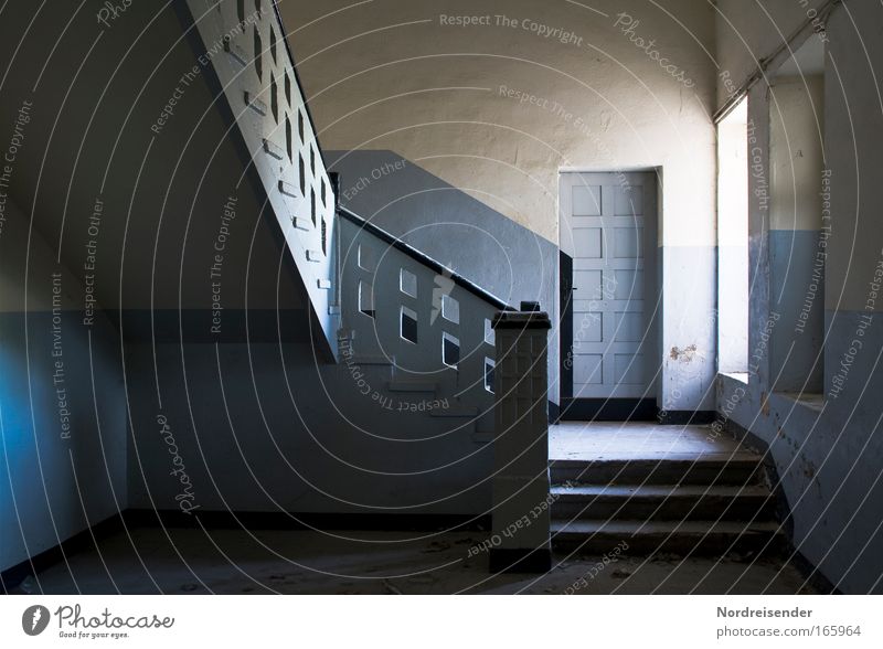 Architektur in einem alten Treppenhaus Farbfoto Innenaufnahme Tag Licht Schatten Kontrast Sonnenlicht Innenarchitektur Raum Fabrik Karriere Erfolg