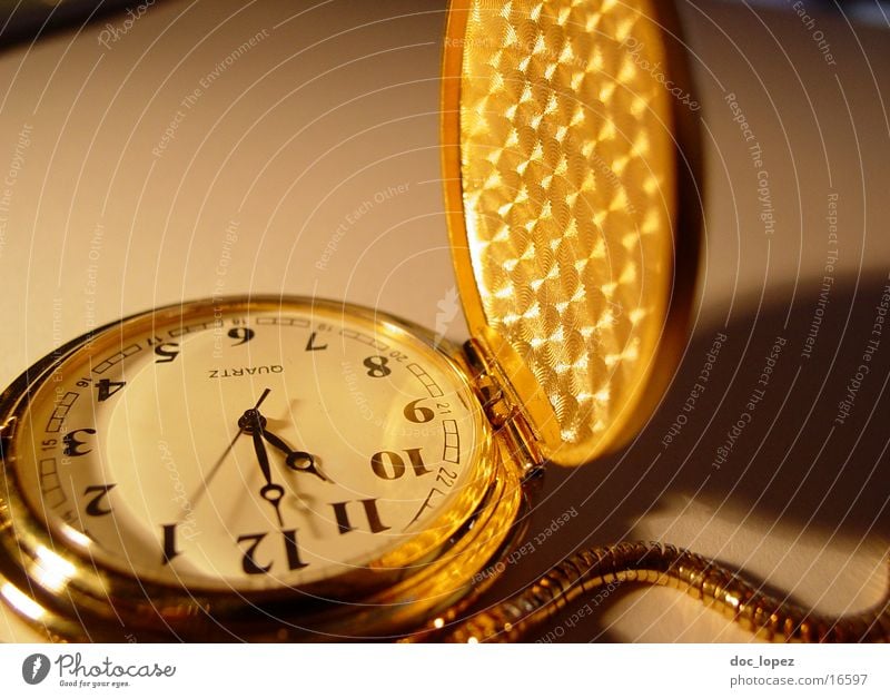 golden_times_3 Taschenuhr Zeit Ziffern & Zahlen Sekundenzeiger Klappe Vergänglichkeit Licht Nostalgie Muster Uhr Dinge Stimmung Schatten Kette Detailaufnahme