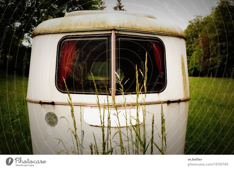 Alter Wohnwagen mit weißen Gardinen steht am Straßenrand - ein lizenzfreies  Stock Foto von Photocase