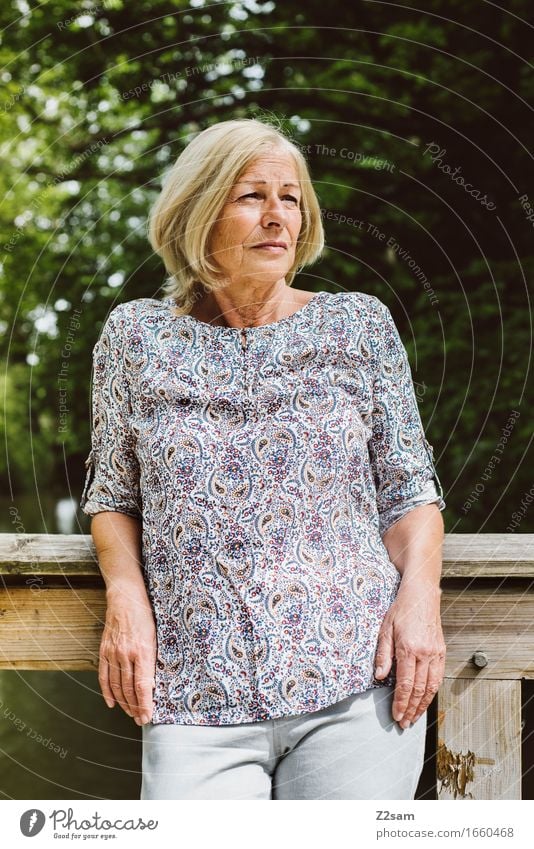 Wie ein junger Hupfer Lifestyle Stil feminin Weiblicher Senior Frau 60 und älter Natur Landschaft Sommer Schönes Wetter Sträucher Park Bluse blond Denken