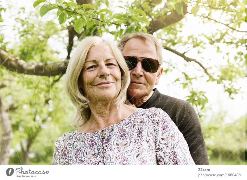 Love is in the air Lifestyle elegant Stil Weiblicher Senior Frau Männlicher Senior Mann Paar Partner 60 und älter Natur Landschaft Sonne Sonnenlicht Sommer