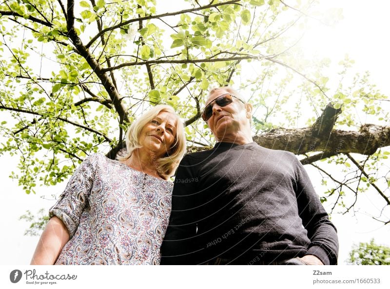 Zweisam Lifestyle elegant Stil Paar Partner 60 und älter Senior Umwelt Natur Landschaft Sonne Frühling Sommer Schönes Wetter Baum Sträucher blond Lächeln lachen