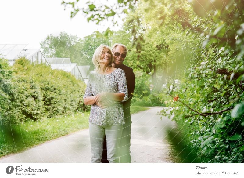 Das Leben ist schön elegant Weiblicher Senior Frau Männlicher Senior Mann Paar Partner 60 und älter Natur Landschaft Sommer Schönes Wetter Garten Park