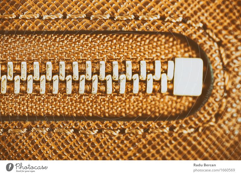 Reißverschluss-Nahaufnahme auf Brown-Leder-Geldbörse kaufen elegant Stil Design Mode Bekleidung Tasche braun gold Farbe Ledertasche Makroaufnahme Material