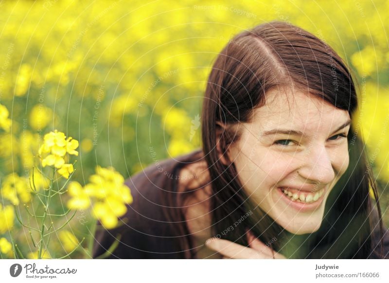 Humor Farbfoto Außenaufnahme Textfreiraum links Tag Schwache Tiefenschärfe Porträt Blick in die Kamera Zufriedenheit Mensch feminin Junge Frau Jugendliche 1