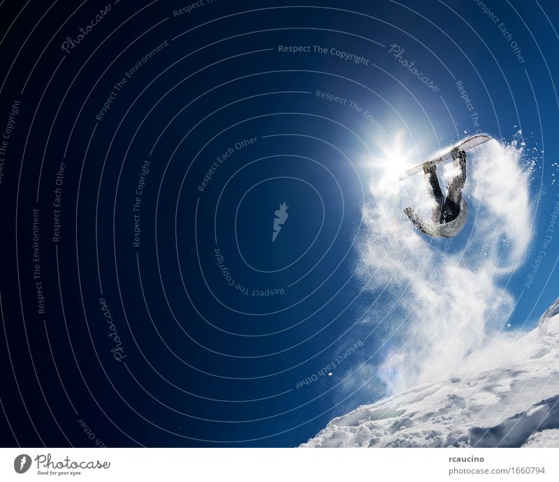 Snowboarder, der Hochsprung im klaren blauen Himmel macht Lifestyle Freude Ferien & Urlaub & Reisen Sonne Winter Schnee Berge u. Gebirge Sport Mann Erwachsene