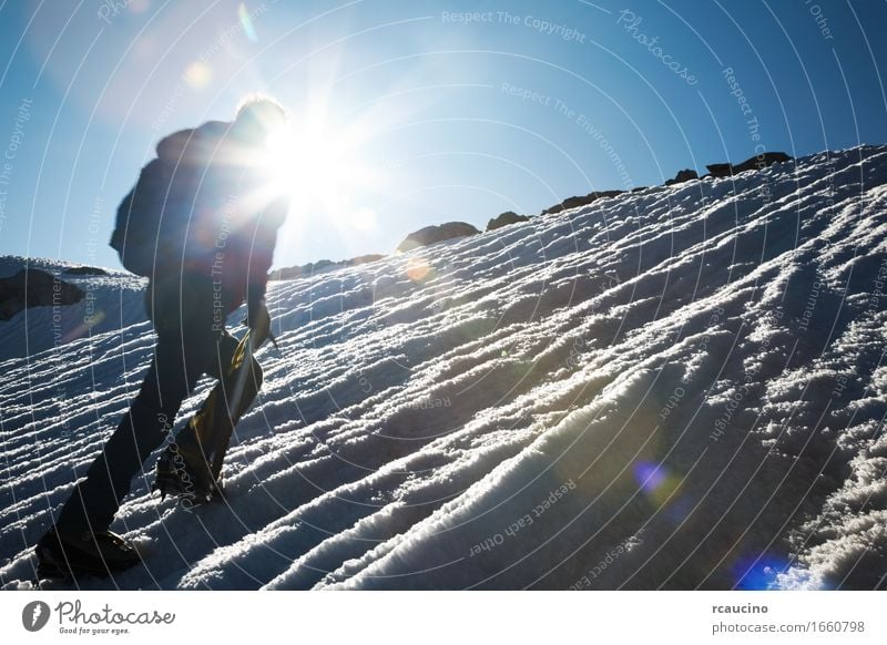 Bergsteiger, der eine schneebedeckte Kante klettert Abenteuer Expedition Winter Schnee Berge u. Gebirge wandern Sport Klettern Bergsteigen Erfolg Mann