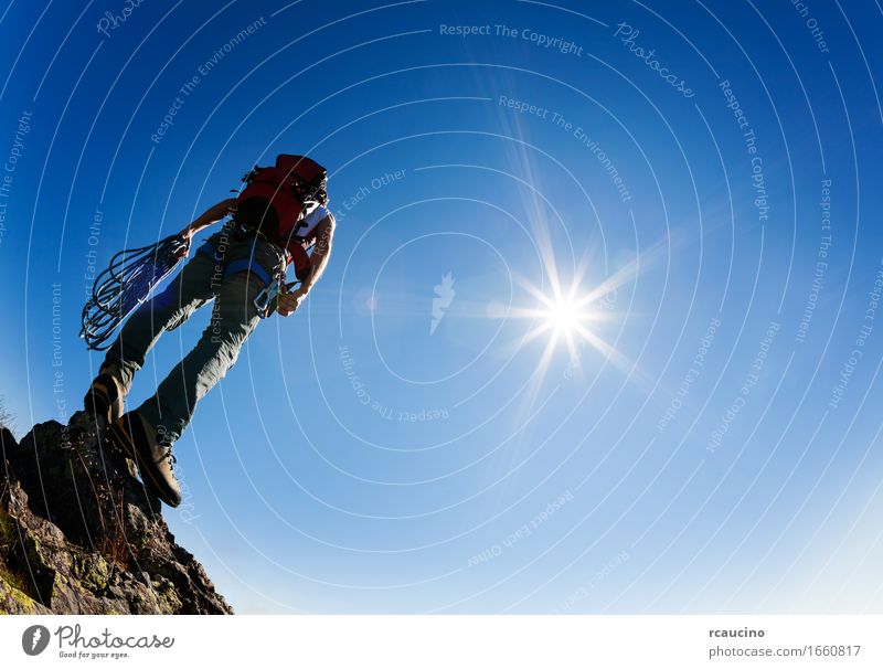 Kletterer steht auf einem Felsen am Ende seiner Flucht Abenteuer Sonne Berge u. Gebirge wandern Sport Klettern Bergsteigen Erfolg Seil Mensch Mann Erwachsene