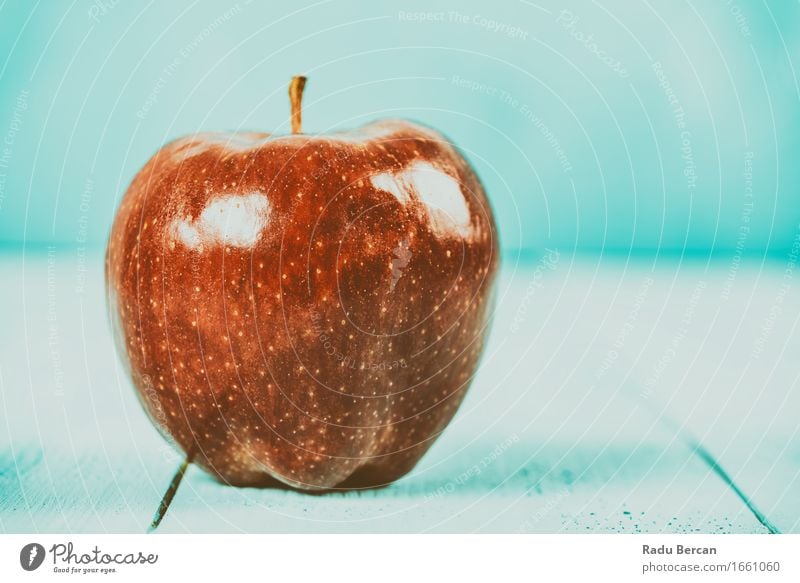 Frischer roter köstlicher Apple auf Türkis-hölzerner Tabelle Lebensmittel Frucht Apfel Ernährung Essen Frühstück Bioprodukte Vegetarische Ernährung Diät