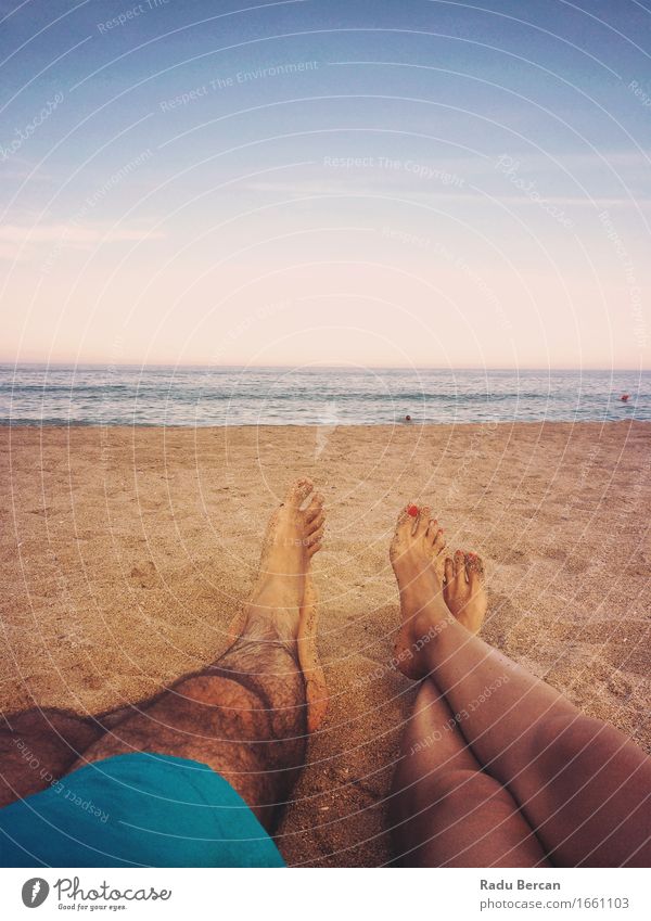 Liebevolle Paare, die auf Ozean-Strand bei Sonnenuntergang sich entspannen Wohlgefühl Erholung Sommer Sommerurlaub Sonnenbad Meer Mensch maskulin feminin