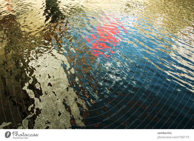 Spree Wasser Wasseroberfläche Oberfläche Gewässer Teich See Kanal Fluss Schifffahrt Wellen Kräusel Reflexion & Spiegelung Denken mehrfarbig Farbe Muster Zufall