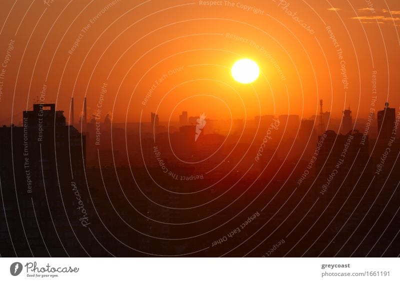Sonnenaufgang über der Stadt. Hoher Winkel. Luftaufnahme. Die Dächer der Häuser beleuchtet von weichem warmen Licht. Moskau, Russland. schön Haus Landschaft