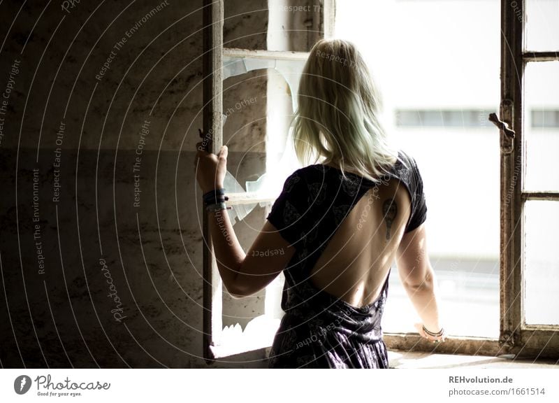 Jule Mensch feminin Junge Frau Jugendliche Rücken 1 18-30 Jahre Erwachsene Ruine Mauer Wand Fenster Mode Kleid blond langhaarig stehen alt elegant Identität