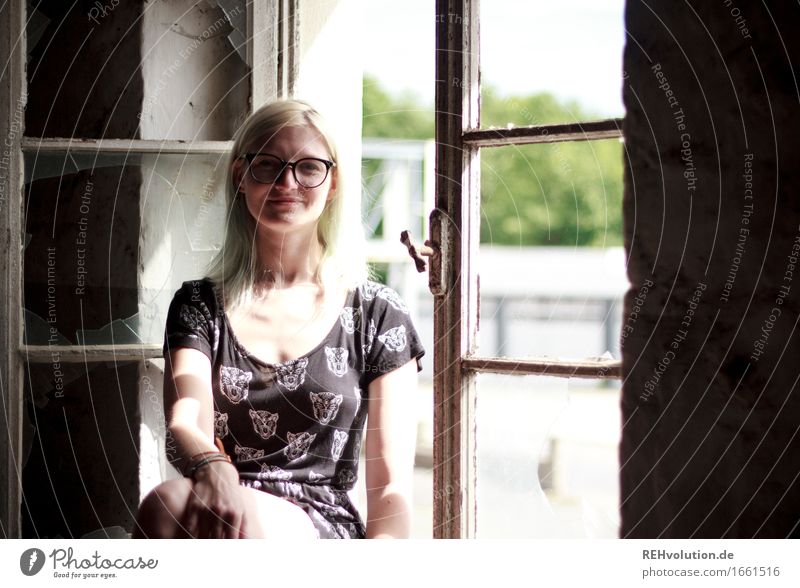 Jule | käsefabrik Stil Mensch feminin Junge Frau Jugendliche Erwachsene 1 18-30 Jahre Fenster Kleid Brille blond Lächeln sitzen authentisch außergewöhnlich