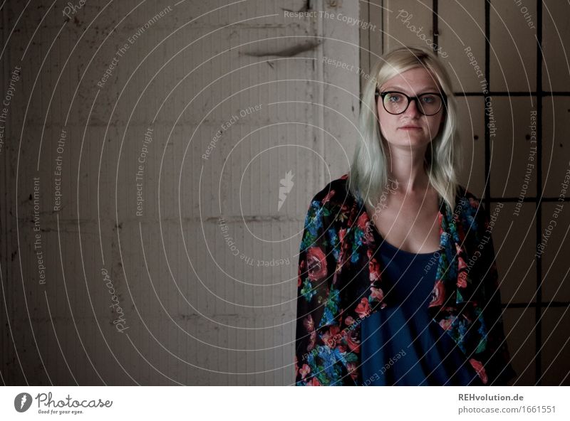 Jule | Käsefabrik Mensch feminin Junge Frau Jugendliche 1 18-30 Jahre Erwachsene Haus Mauer Wand Brille blond stehen alt außergewöhnlich Coolness dunkel trendy