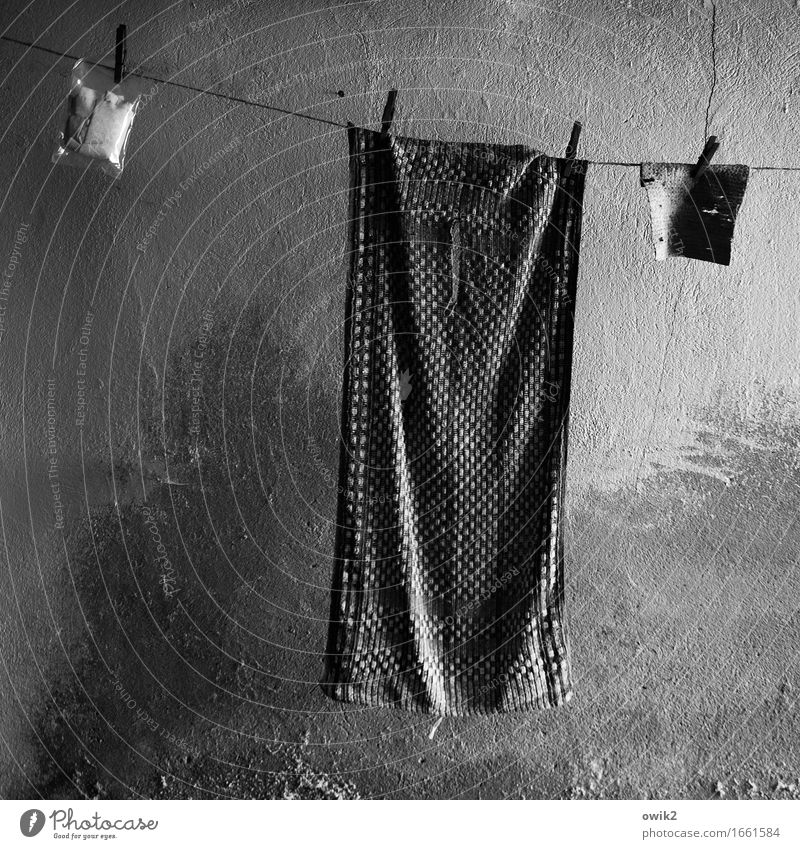 Trockenzeit Mauer Wand Fassade Wäscheleine Handtuch Wäscheklammern Putztuch Plastiktüte hängen alt dunkel authentisch Zusammensein Sauberkeit trist trocken