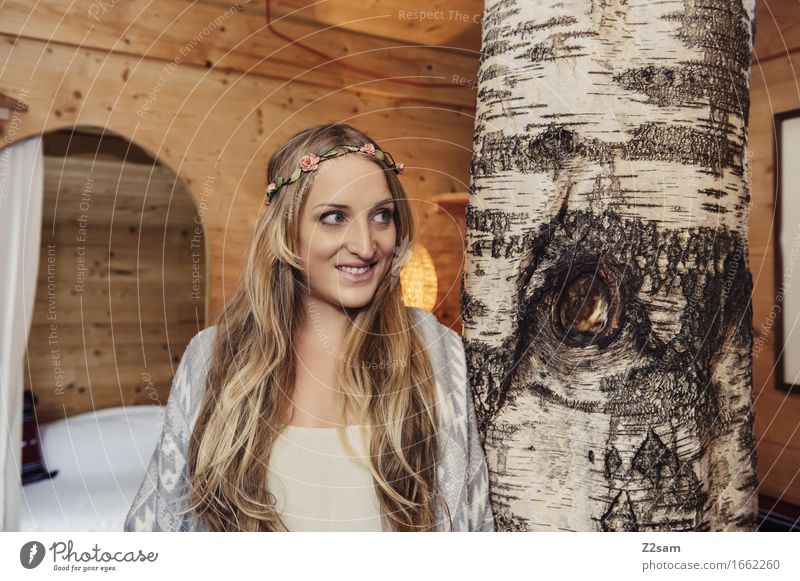 Frei Lifestyle Stil feminin Junge Frau Jugendliche 18-30 Jahre Erwachsene Natur Baum Hütte Baumhaus Mode Holz Lächeln lachen blond Fröhlichkeit trendy schön