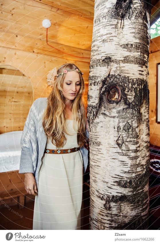Hippiemädchen Lifestyle elegant Stil Wohnung Haus feminin Junge Frau Jugendliche 18-30 Jahre Erwachsene Natur Baum Hütte Mode Kleid blond langhaarig Holz