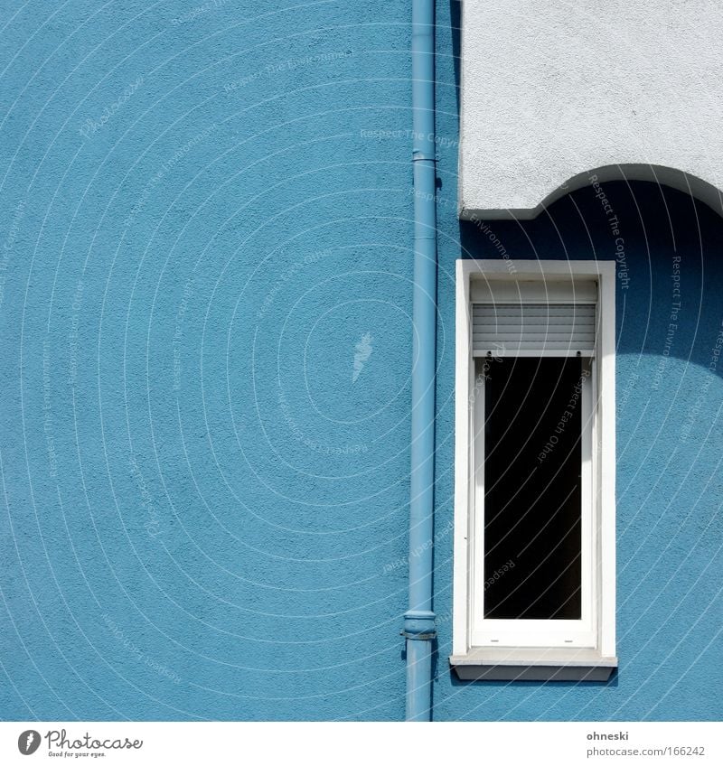 Blau und Weiß wie lieb´ich dich Farbfoto Außenaufnahme Textfreiraum links Tag Schatten Zentralperspektive Haus Gebäude Architektur Mauer Wand Fassade Fenster