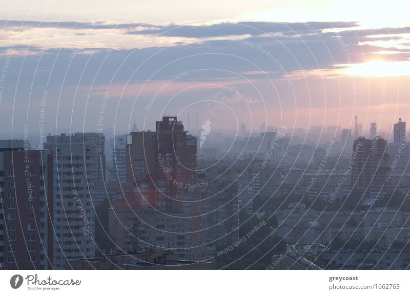 Sonnenaufgang über der Stadt. Hoher Winkel. Luftaufnahme. Blau-graue Farben. Haus Landschaft Himmel Wolken Horizont Kleinstadt Hauptstadt Stadtzentrum Skyline