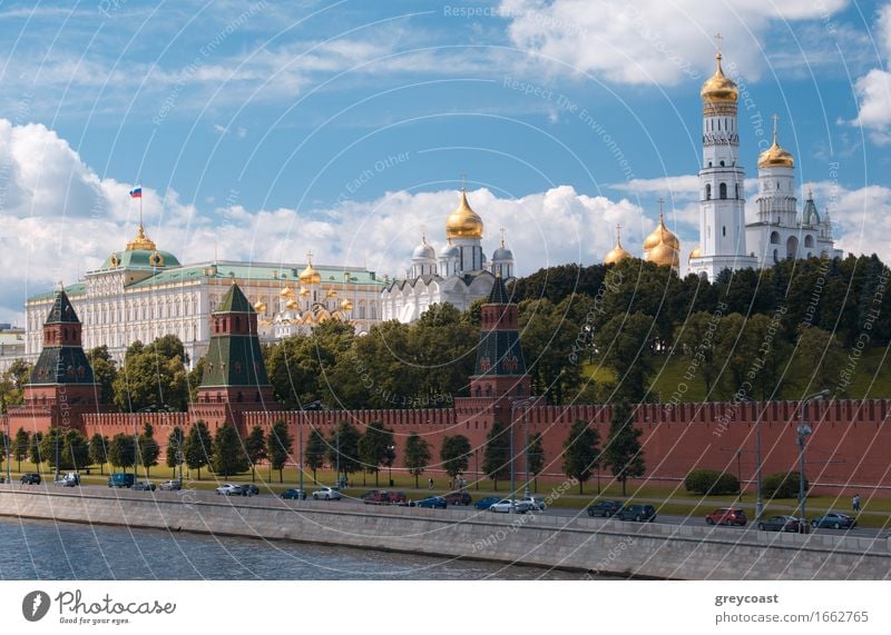 Moskauer Kreml. Der Große Kreml-Palast und die Uferpromenade an einem sonnigen Sommertag. Tourismus Ausflug Haus Museum Kultur Wolken Garten Park Fluss