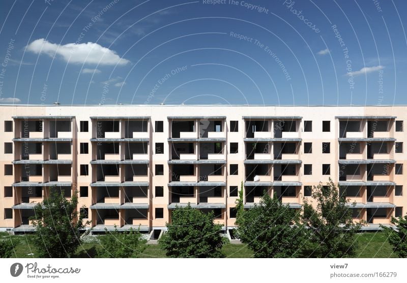 Demographie Wohnung Haus Renovieren Stadt Menschenleer Ruine Bauwerk Gebäude Fenster Tür Dach Stein Endzeitstimmung Horizont Identität Perspektive