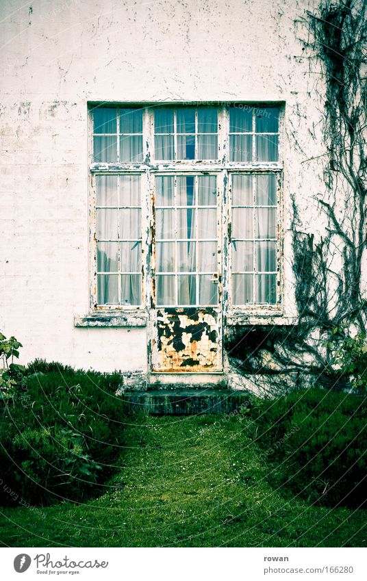 zum garten Farbfoto Gedeckte Farben Tag Haus Park Gebäude Architektur Fassade Garten Fenster Tür alt dreckig dunkel historisch trist Vergangenheit
