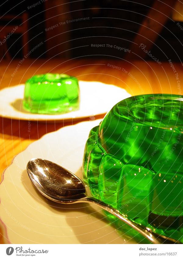 gruen_3 Pudding Götterspeise Stillleben Wackelpeter grün giftgrün Löffel Teller UFO wackeln Ernährung Tisch Dessert Waldmeister es ist angerichtet Invasion