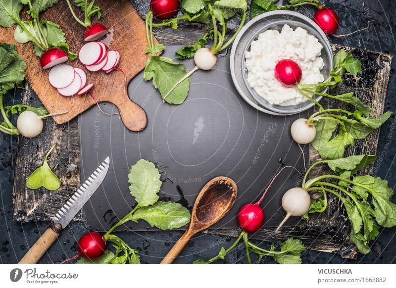 Frische Radieschen , Küchengeräte und Frischkäse Lebensmittel Gemüse Salat Salatbeilage Kräuter & Gewürze Ernährung Mittagessen Bioprodukte