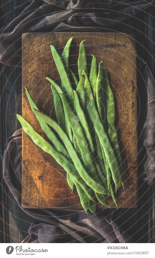 Grüne Französische Bohnen auf Schneidebrett Lebensmittel Gemüse Bioprodukte Vegetarische Ernährung Diät Stil Design Gesunde Ernährung Tisch Küche grün rustikal