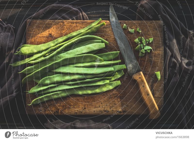 Grüne Bohnen auf Schneidebrett mit Küchenmesser Lebensmittel Gemüse Ernährung Mittagessen Bioprodukte Vegetarische Ernährung Diät Messer Lifestyle Stil