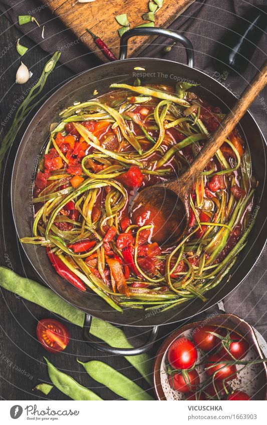 Grüne Bohnen "Spaghetti" mit Tomatensauce Lebensmittel Gemüse Ernährung Mittagessen Abendessen Festessen Bioprodukte Vegetarische Ernährung Diät