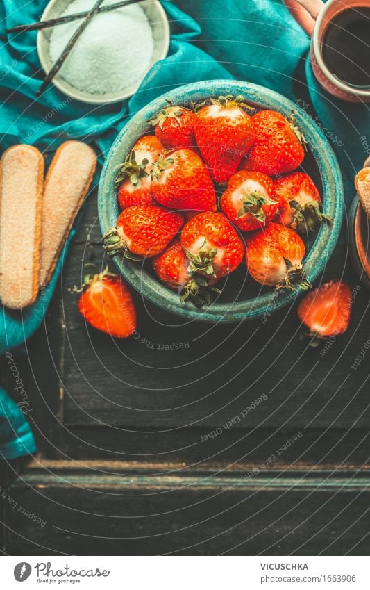 Erdbeeren in blauer Schale Frucht Dessert Ernährung Büffet Brunch Bioprodukte Geschirr Stil Design Gesundheit Gesunde Ernährung Leben Sommer Häusliches Leben