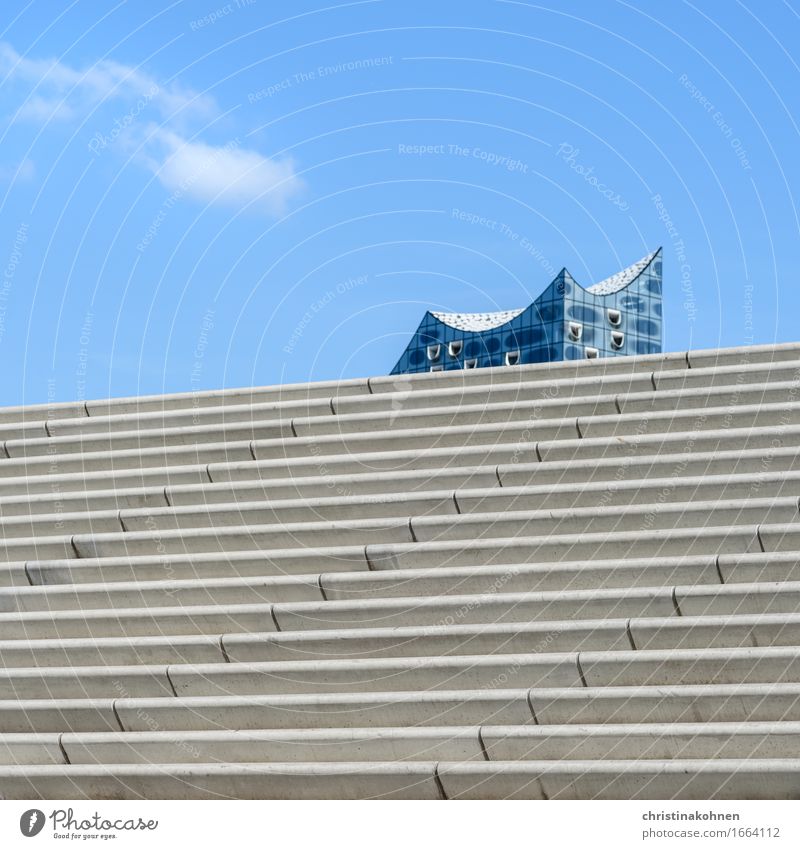 Segel setzen. Konzerthalle Himmel Schönes Wetter Hamburger Hafen Stadtzentrum Architektur Treppe Sehenswürdigkeit Wahrzeichen Elbphilharmonie ästhetisch