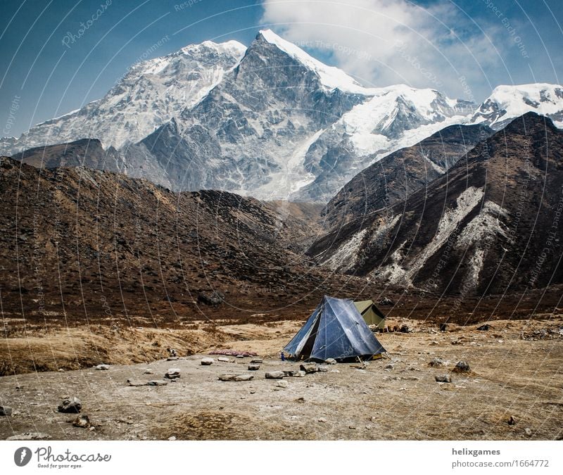 Zelt unter dem Berg Abenteuer Expedition Camping Schnee Berge u. Gebirge wandern Landschaft Himmel Wolken Himalaya Gipfel Gletscher blau Einsamkeit Kanchenjunga
