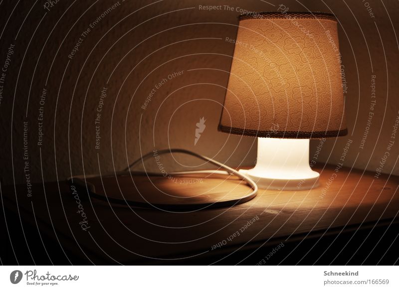 Schlafenszeit Farbfoto Innenaufnahme Detailaufnahme Menschenleer Textfreiraum links Nacht Kunstlicht Licht Zentralperspektive Wohnung einrichten