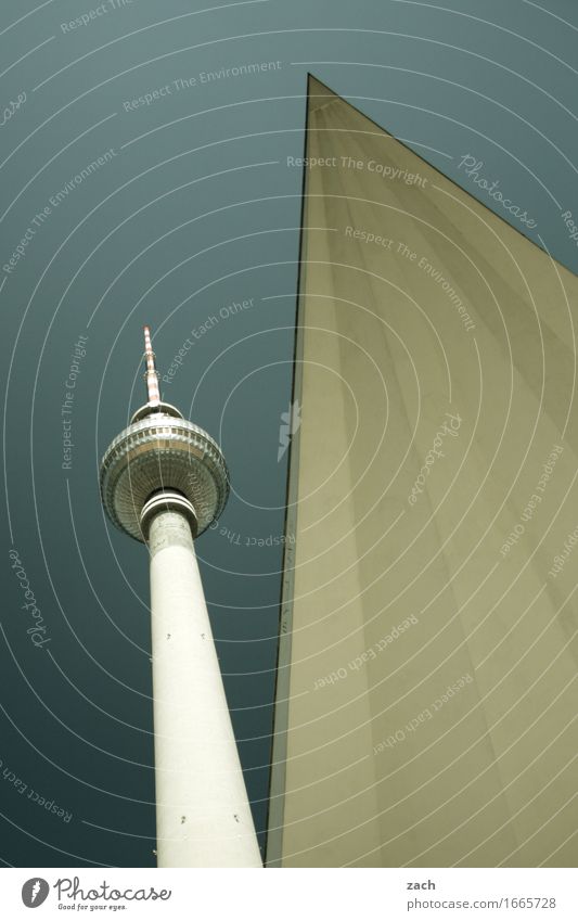 Spitzfindigkeiten Himmel Berlin Stadt Hauptstadt Stadtzentrum Skyline Menschenleer Turm Sehenswürdigkeit Wahrzeichen Fernsehturm Berliner Fernsehturm blau grau