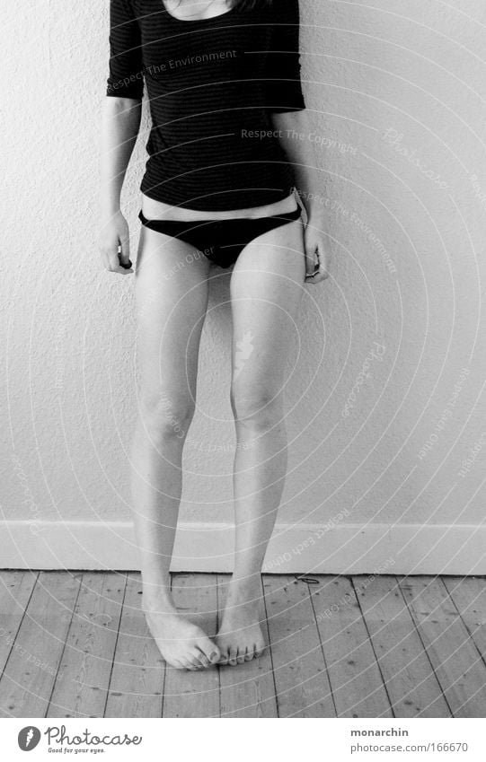 beine 2 Schwarzweißfoto Innenaufnahme Hintergrund neutral Tag feminin Junge Frau Jugendliche Beine 1 Mensch 18-30 Jahre Erwachsene Unterwäsche stehen ästhetisch