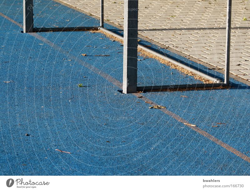 blau ist auch schön... Farbfoto Außenaufnahme Detailaufnahme abstrakt Menschenleer Schatten Ballsport Fußball Fußballtor Fußballplatz Tag